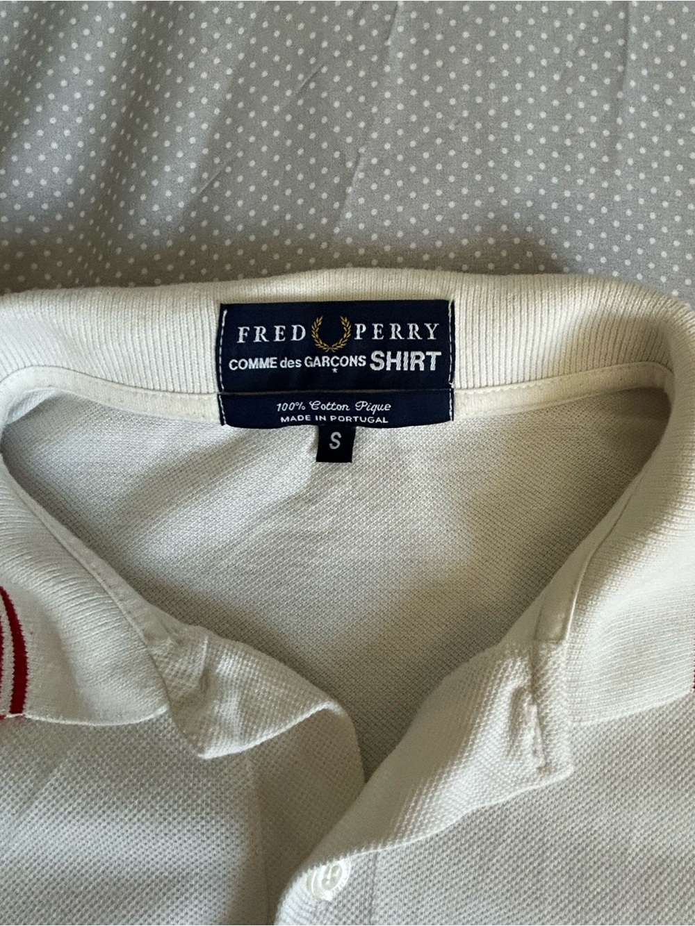 Fred Perry X COMME des GARCOnS White Polo with Red Trim and Blue Sleeve Cuffs - Picture 3 of 5